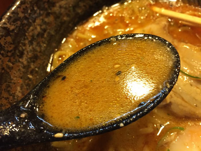 らーめん 獅子王 札幌 すすきの 濃厚温玉辛みそラーメン スープ