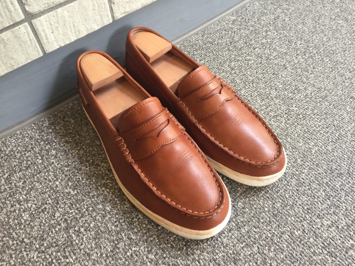 革靴を濃いめの色に補色するチャレンジ～コールハーン ピンチウィークエンダー「BRITISH TAN」をモゥブレィのミディアムブラウンで補色する