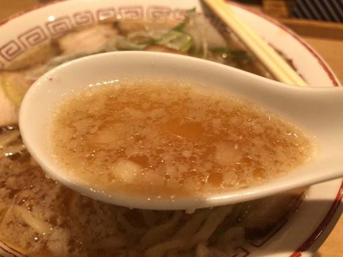 きたかた食堂 醤油ラーメン（まったり）チャーシュートッピング スープ